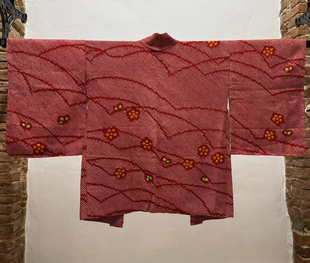 Rosso con fiori colorati shibori