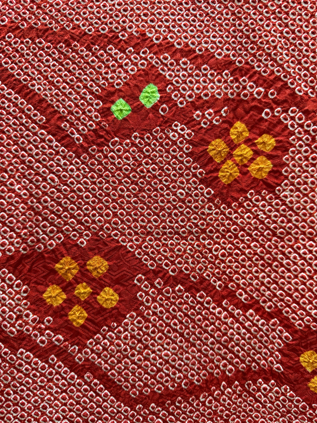Rosso con fiori colorati shibori