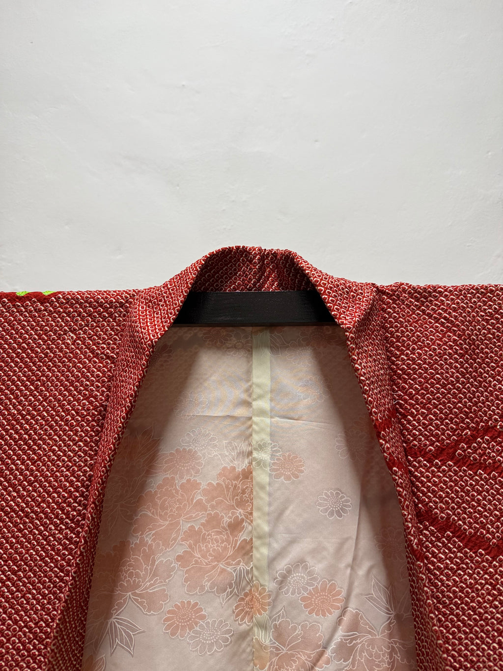 Rosso con fiori colorati shibori