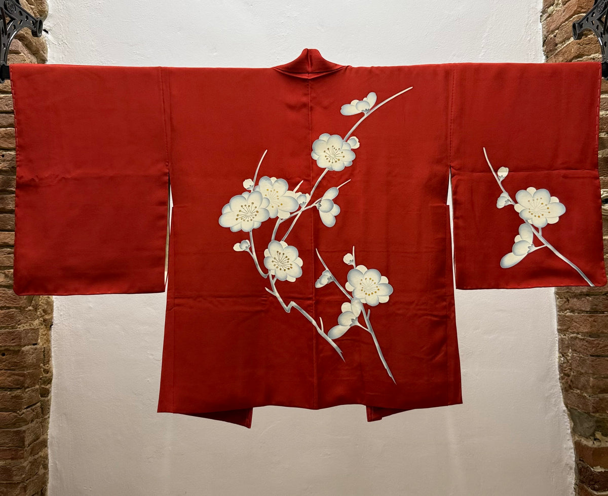 Rosso con fiori bianchi