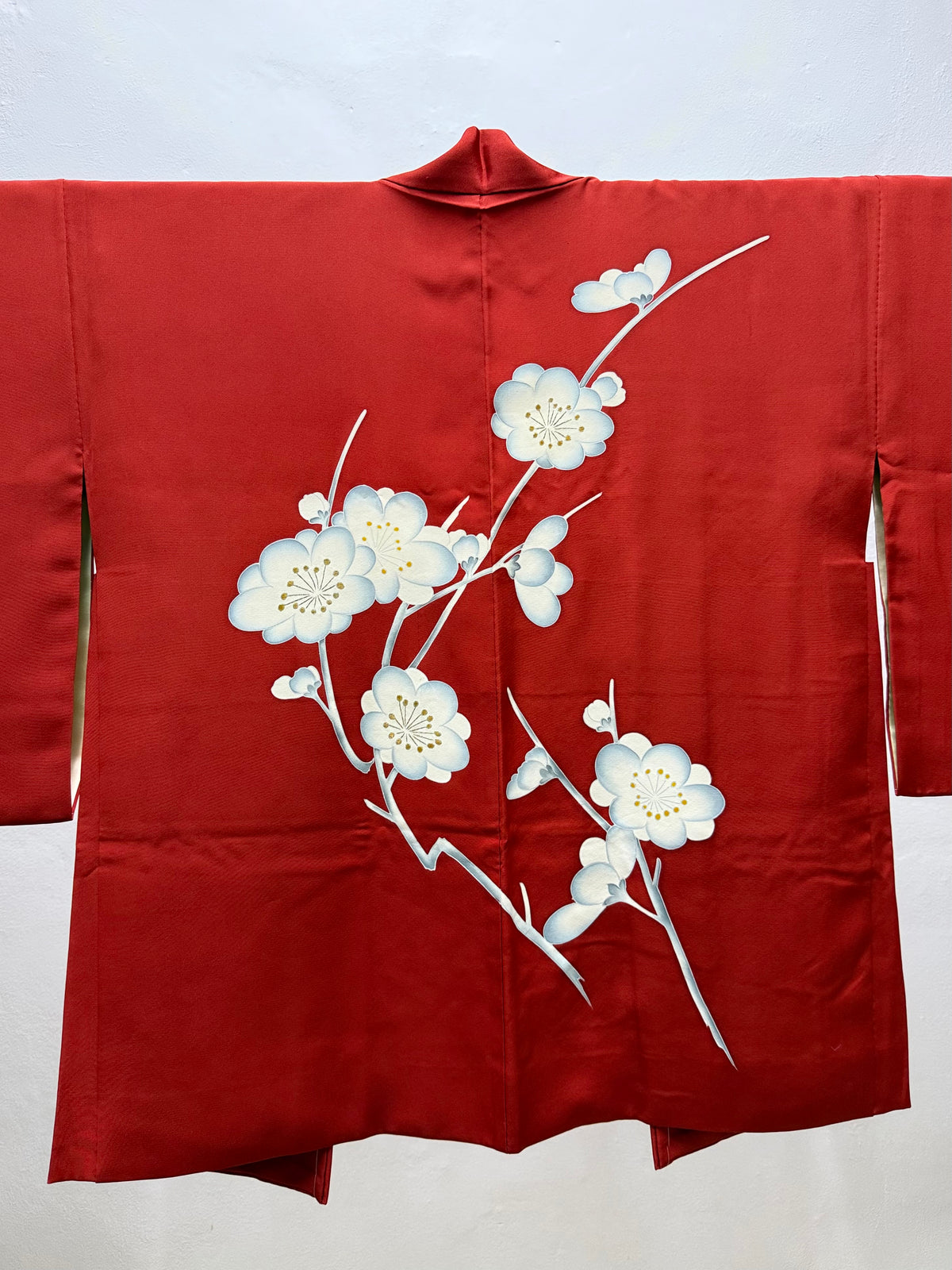 Rosso con fiori bianchi