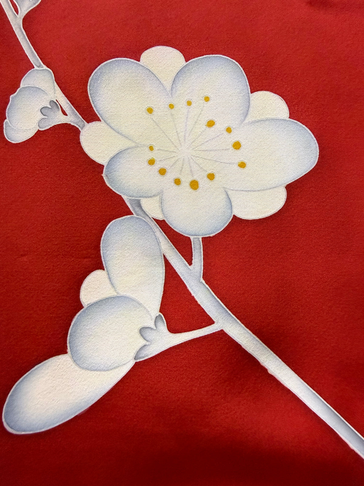 Rosso con fiori bianchi