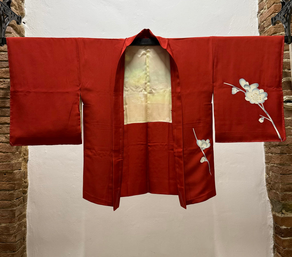 Rosso con fiori bianchi